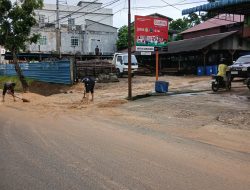 Lumpur Berserakan di Jalan Gatot Subroto, Warga Minta Penanganan Serius dari Satpol PP dan Instansi Terkait