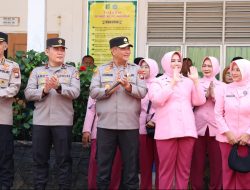 KAPOLDA KEPRI TINJAU LANGSUNG PROGRAM MAKAN BERGIZI GRATIS DI SDN 001 NONGSA