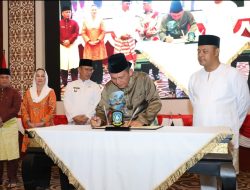KAPOLDA KEPRI HADIRI RAPAT FORKOPIMDA SE-KEPRI SERTA PENANDATANGANAN KERJA SAMA BANTUAN PENDIDIKAN DOKTER SPESIALIS