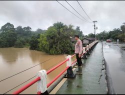 Antisipasi Banjir Musiman, Polsek Gunung Megang Pasang Imbauan Keselamatan di Sungai Lematang