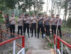 Polres Muara Enim Perbaiki Jembatan Penghubung Antar Kampung di Desa Karang Raja