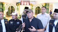 Kapolda Kepri bersama HDCI Batam Kepri bagikan helm dan takjil kepada pengendara motor