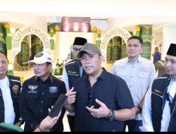 Kapolda Kepri bersama HDCI Batam Kepri bagikan helm dan takjil kepada pengendara motor